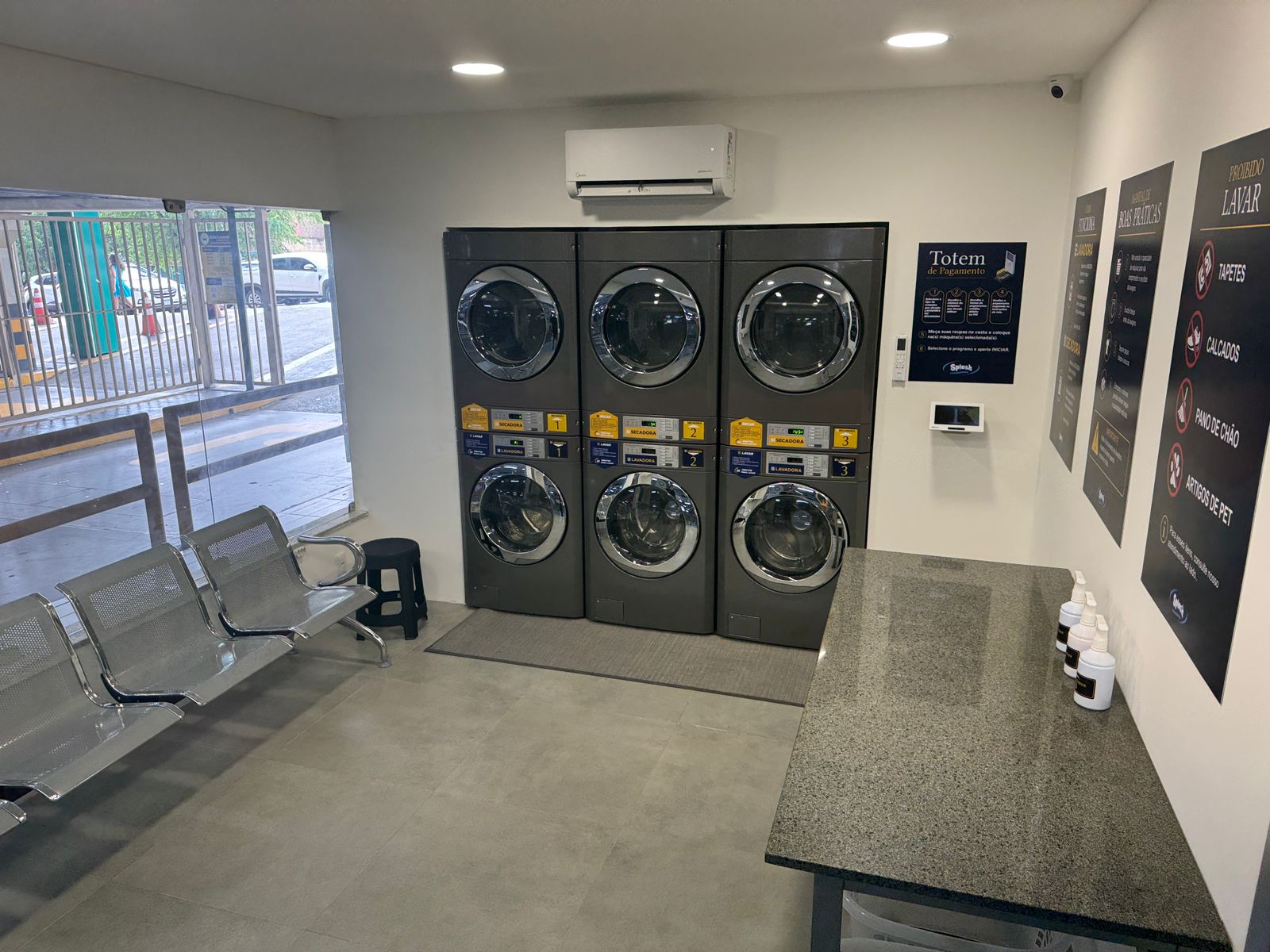 Interior da unidade de autosservi&ccedil;os